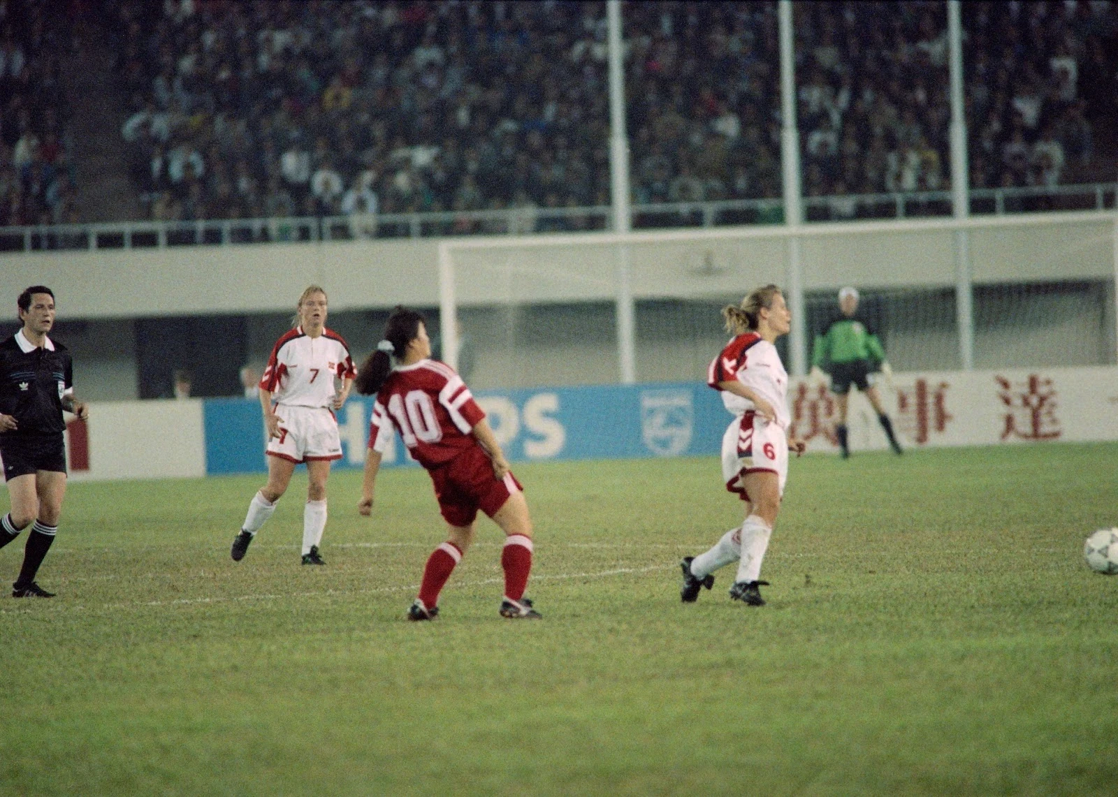 Chinese and Norwegian players fight for the ball during a match.