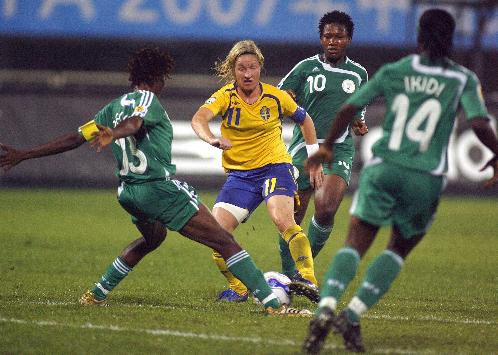 Sweden's Victoria Svensson fights for the ball with Nigerian players.
