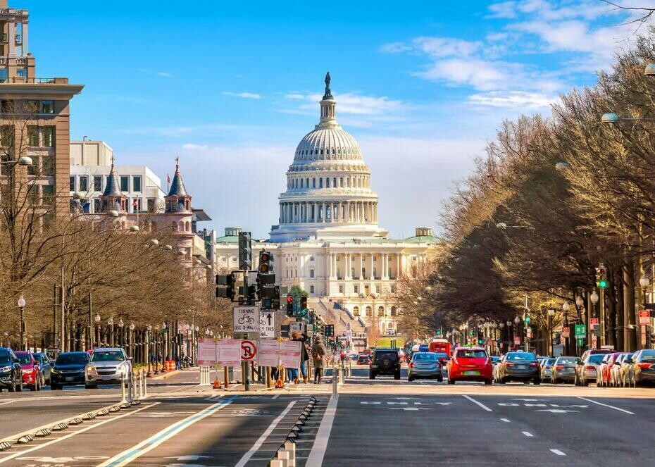 Busy road leading to the U.S. Capitol building